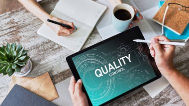 Aygıt ekranında kalite kontrol kavramı. İş ve teknoloji kavramı.