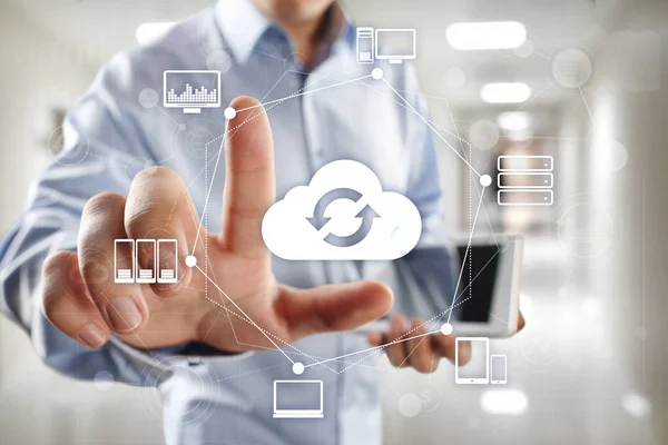Cloud netwerken, Internet en moderne technologie concept op virtueel scherm. — Stockfoto
