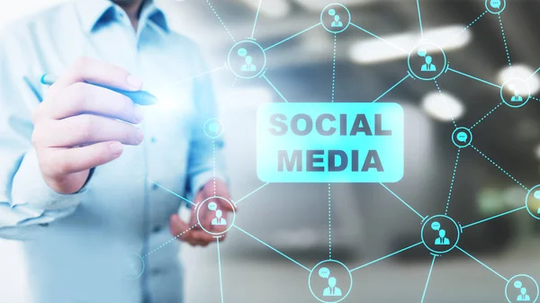 Социальные медиа, SMM, маркетинговая стратегия и рекламная концепция на виртуальном экране . — стоковое фото