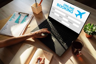 Cihaz ekranında çevrimiçi uçuş rezervasyon hizmeti formu.