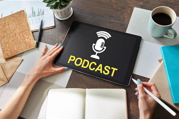 Podcast - ljud- eller videoinspelningar, tv- eller radiosändningar, föreläsningar, tal och andra evenemang. — Stockfoto