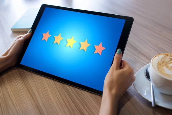 Kundenzufriedenheit, Feedback, Bewertung. Sterne-Symbol auf dem Bildschirm des Geräts. — Stockfoto