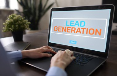 Öncü üretim başlatma düğmesi ekranda. Dijital pazarlama ve iş stratejisi kavramı.