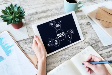 SEO - Arama motoru optimizasyonu. Ekranda dijital pazarlama kavramı.