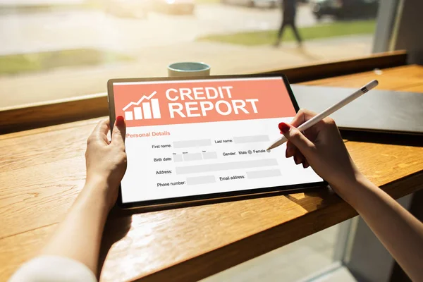 Modulo di richiesta di credito sullo schermo. Concetto commerciale e finanziario. — Foto Stock