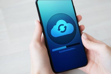 Cep telefonu bulut senkronizasyon işlemi aygıt ekranında. Teknoloji kavramı.