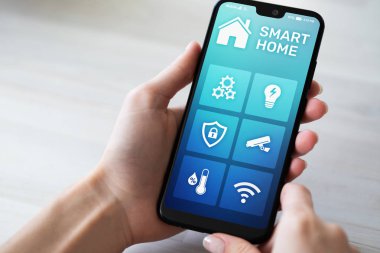Hareket eden telefon ekranında akıllı ev kontrol application. Otomasyon ve çok kavramı.