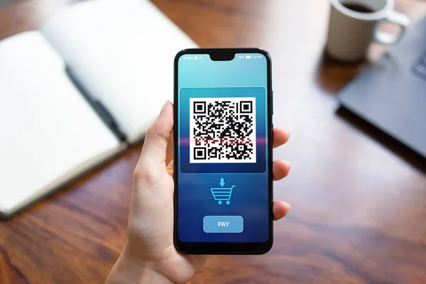 Сканирование QR-кода мобильного телефона на экране. Концепция бизнеса и технологий . — стоковое фото