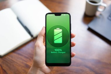 Cep telefonu pil tam şarj göstergesi simgesi ekranda.