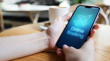 Hareket eden telefon ekranında uçuş rezervasyon application. İş ve teknoloji kavramı.