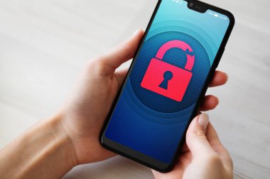 Güvenlik ihlali asma kilit simgesi cep telefonu ekran kilidini. Cyber koruma kavramı.