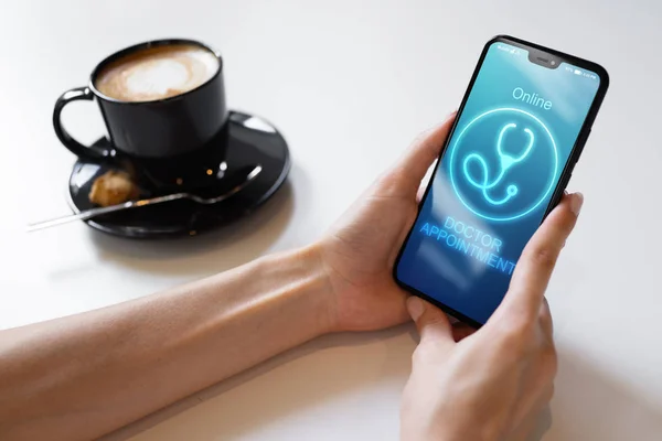 携帯電話の画面にオンラインの医師予定。医療・健康の概念. — ストック写真