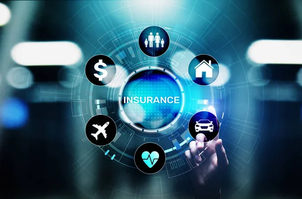 保险、健康家庭汽车钱旅行虚拟屏幕上的Insurtech概念. — 图库照片