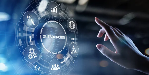 Outsourcing Concepto global de recursos humanos en pantalla virtual. — Foto de Stock