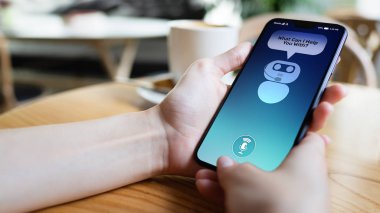 Müşteri ve sohbet etmek smartphone ekran iletişim kutusunda. AI. Yapay zeka ve servis Otomasyon teknolojisi kavramı.