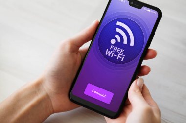 Ücretsiz Wi-Fi bağlantısı cep telefonu ekran üzerinde. Internet ve telekomünikasyon teknolojisi kavramı.