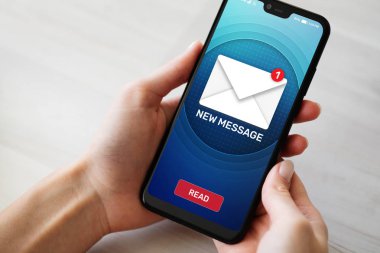 Cep telefonu ekran yeni ileti simgeleri. İş iletişim, internet ve teknoloji kavramı.