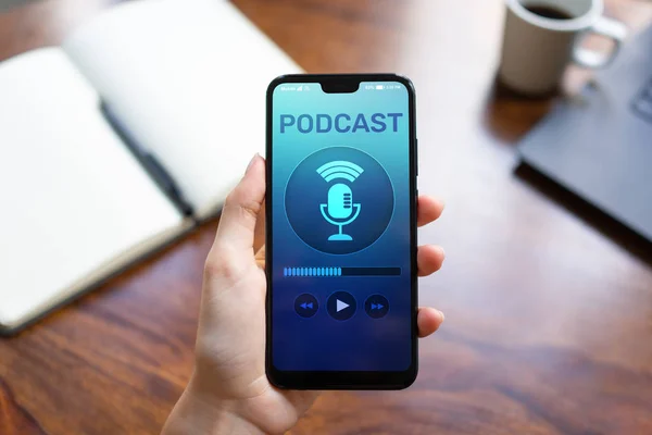 Podcast uppspelning eller inspelning ansökan på mobiltelefon skärm. Internet radio media koncept. — Stockfoto