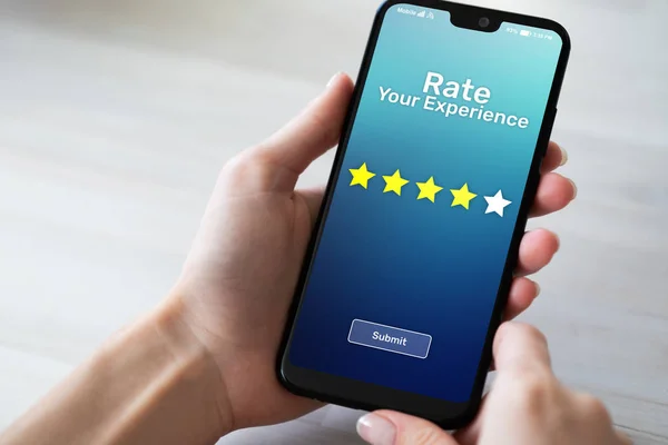 Ohodnoťte vaše zkušenosti recenze spokojenosti zákazníků pětihvězdičkové na displeji mobilního telefonu. Obchodní technologie koncept. — Stock fotografie