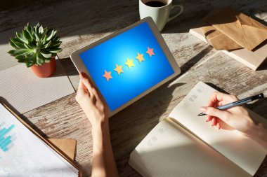 Müşteri memnuniyeti, geri bildirim, eleştiri. Aygıt ekranında yıldız simgesi.