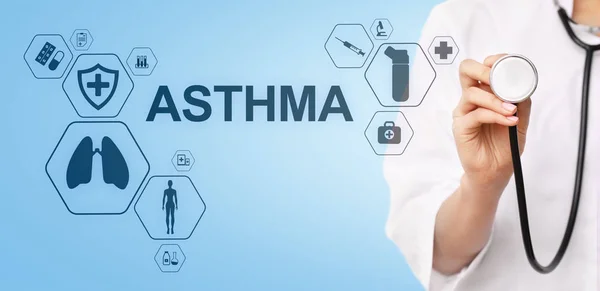 Diagnostic d'asthme, médecin avec stéthoscope et écran virtuel. Concept médical moderne . — Photo