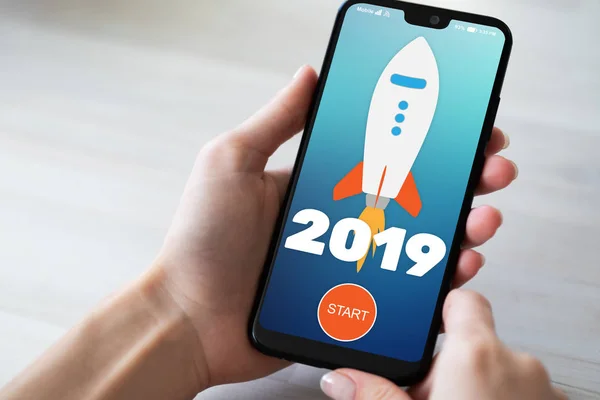 2019 год Ракета запуска кнопки на экране мобильного телефона. Концепция бизнеса . — стоковое фото