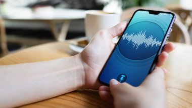 Ses tanıma kullanma smartphone ekranında. Yapay zeka ve derin öğrenme kavramı.
