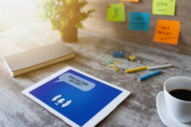 Ses asistanı cihaz ekranında. İnternet teknolojisi ve dijital pazarlama kavramı.