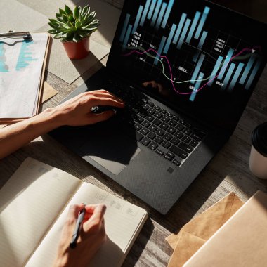 Mali grafikleri cihaz ekranında. Online hisse senedi Alım Satım kavramı ve yatırım.