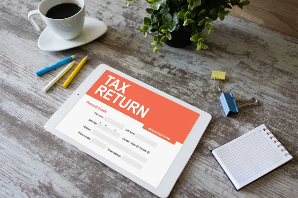 Online tax return application on screen 에서 확인 함. 사업과 금융 개념. — 스톡 사진