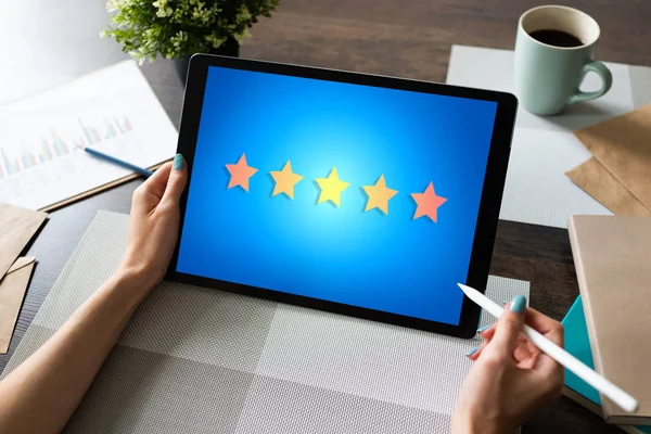 Zkušenosti zákazníků spokojenost, zpětná vazba, recenze. Ikona Hvězdy na obrazovce zařízení. — Stock fotografie