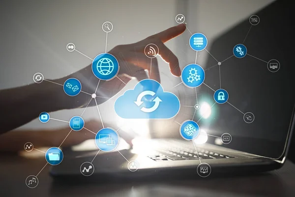 Cloud technologie concept op virtueel scherm. Gegevensopslag en computing. — Stockfoto