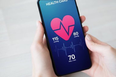 Sağlık denetim uygulaması darbe ve arteriyel basınç kontrolü ile smartphone üzerinde. Modern tıbbi teknoloji kavramı.