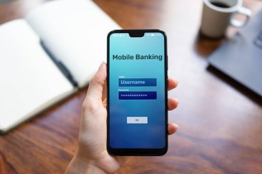 Mobil internet ödeme kullanma smartphone ekranında bankacılık.