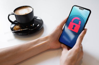 Güvenlik ihlali asma kilit simgesi cep telefonu ekran kilidini. Cyber koruma kavramı.