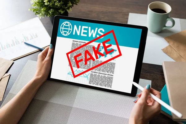 Fake News Manipulação Media TV Desinformação Jornais Business Internet Technology Concept. — Fotografia de Stock