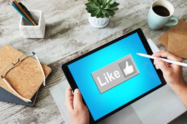 Ekrandaki düğme gibi. SMM, Sosyal medya pazarlama kavramı.
