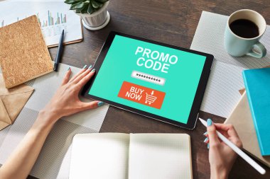 Tanıtım kodu alan tablet ekranda. E-ticaret, mobil pazarlama kavramı.