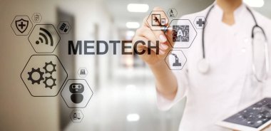 Tıbbi teknoloji bilgi entegrasyonu internet büyük veri konsepti sanal ekranda. Steteskoplu doktor..