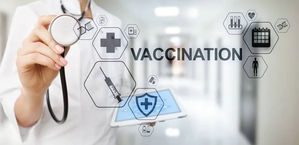 虚拟屏幕的疫苗接种医疗保健概念. — 图库照片