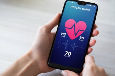 Sağlık denetim uygulaması darbe ve arteriyel basınç kontrolü ile smartphone üzerinde. Modern tıbbi teknoloji kavramı.