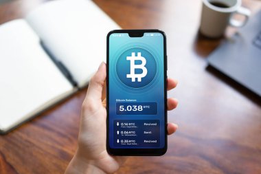 Bitcoin cüzdan arabirimi smartphone ekranında. Cryptocurrency ödeme ve blockchain teknoloji dijital para kavramı temelinde.