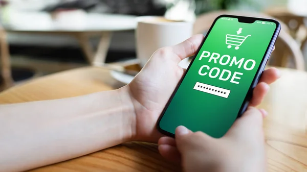 Promo kod rabatt kupong talfält på mobiltelefon skärm. Affärs- och marknadsföringskoncept. — Stockfoto