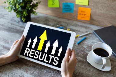 Ekranda büyüyen okun sonucu. İş ve kişisel gelişim kavramı.