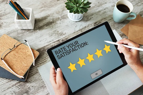 Bewerten Sie Ihre Erfahrungen. Bewertung der Kundenzufriedenheit. Fünf Sterne auf dem Bildschirm des Geräts. Unternehmen, Service Qualitätskontrolle Konzept. — Stockfoto
