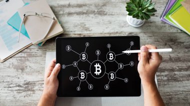 Bitcoin büyüme roket simgesi ekranda. Cryptocurrency ve blockchain kavramı.