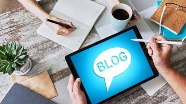 Ekranda BLOG içeren tablet. Sosyal ağ, İletişim ve İnternet pazarlama kavramı.