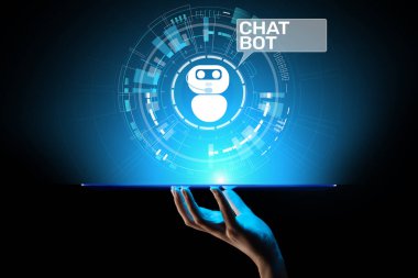 İnternet üzerinden insan kullanıcılarla sohbet etmek için tasarlanmış Chatbot bilgisayar programı. Destek ve müşteri hizmetleri otomasyon teknolojisi kavramı.