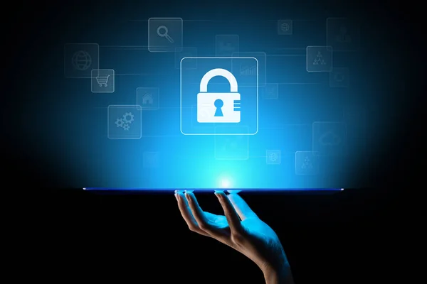 Kiberbiztonság, személyes adatok védelme, adatvédelem. Lakat ikon virtuális képernyőn. Internet és technológiai koncepció. — Stock Fotó