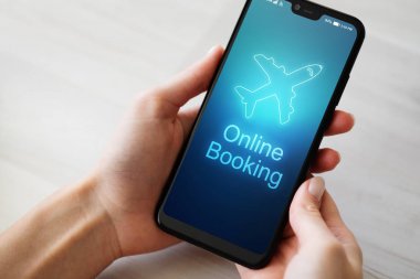 Hareket eden telefon ekranında uçuş rezervasyon application. İş ve teknoloji kavramı.